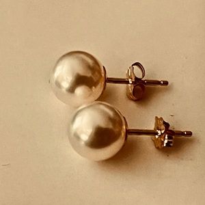 Matched set of Cultured pearl earrings with 14 k gold mounting and studs. NWOT